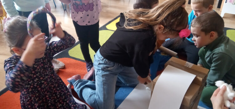 „Ze skoczni lecą narciarscy skoczkowie, sport to bardzo trudny każdy to powie”