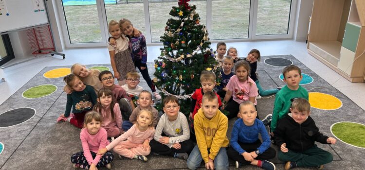 „Motylki” ubierają choinkę!