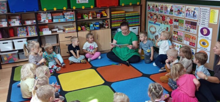 Czytanie na dywanie – grupa Biedronki